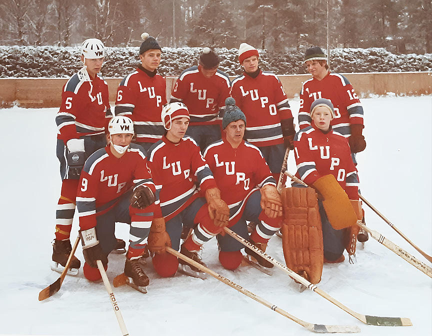 Lupon miesjoukkue aluesarjassa vuoden 1968 joulukuussa. Ylärivisä vasemmalta: Erkki Aapro, Kari Taina, Pertti Sairanen, Jaakko Taina ja Kari Valkonen. Alarivissä vasemmalta: Heikki Haapiainen, Ossi Hyyrynen, Heikki Aapro ja maalivahti Markku Kontiainen. Kuvasta puuttuvat Ari Metsämuuronen, Pekka Sairanen, Esa Hyyrynen ja valmentaja Ossi Hyyrynen. Kuva: Sulo Okkola.