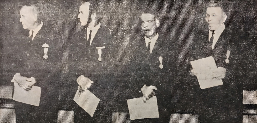 Palokuntatyössä kunnostautuneita muistettiin ansioristein ja -mitalein. Vasemmalta Väinö Kurvi, Erkki Suursalmi, Arvo Kainlauri ja Kasper Karhu. Kuva: Kouvolan Sanomat 15.9.1970.