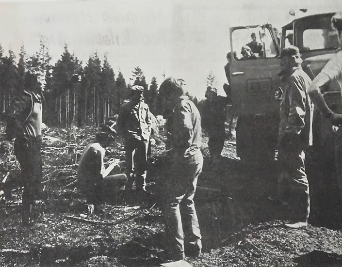 Luumäen palopäällikkö Aimo Marttinen (vas. laidassa) johti sammutustöitä varmoin ottein paloalueen laidalla sijainneesta "esikunnastaan". Ohjeita saamassa paikalle nelivetoisella kuorma-autolla saapuneet TVH:n miehet. Kuva: Etelä-Saimaa 20.5.1971.