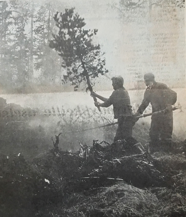 Savun seassa uurastavia sammutusmiehiä. Kuva: Etelä-Saimaa 20.5.1971.