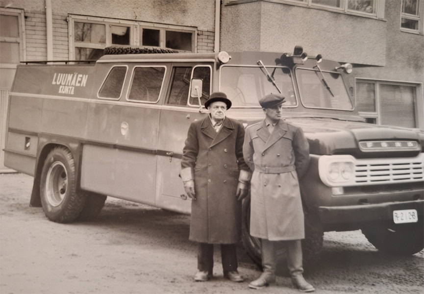Kuva vuodelta 1960. Paloauto numero 2, Ford F600. Emil Kiuru ja Matti Seilo ovat noutaneet uuden paloauton Taavettiin. Kuva: Suvi Inkilä.
