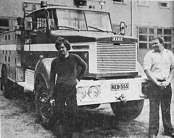 Raivaus- ja pelastusauto ja sen rakentajat Pentti Tuomola vasemmalla ja Reijo Hämäläinen oikealla. Kuva: LL No 26 1978.