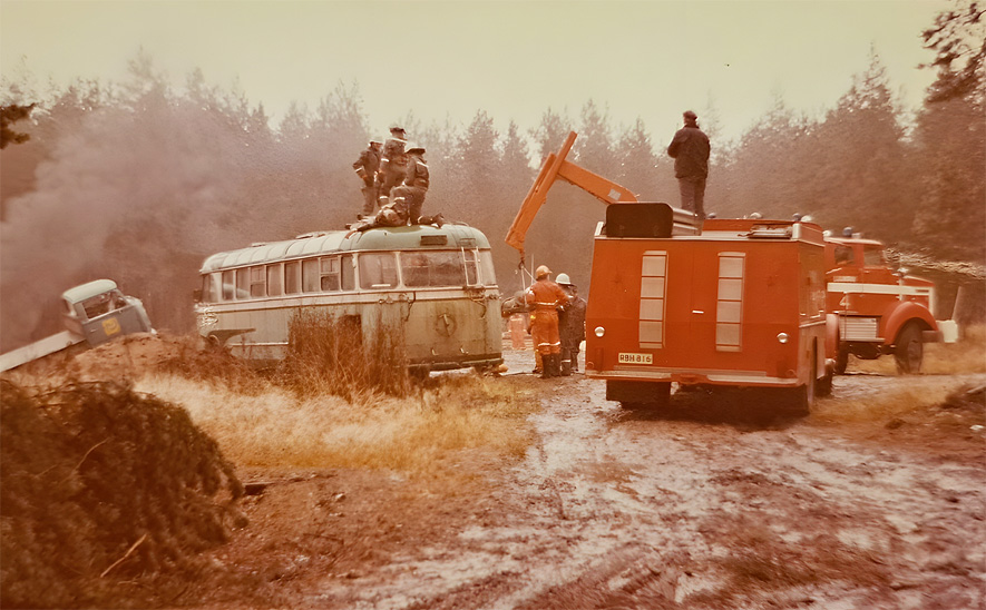 EA 3-kurssin loppuharjoitus 70-luvun loppupuolelta. Liikenneonnettomuus, missä osallisena oli linja-auto. Kuvassa linja-auton katolta ollaan pelastamassa Mäki 4:n Hiabin avulla potilasta ja toinen potilas näyttää olevan vielä bussin katolla odottamassa. Kuva: Kari Pakkanen.