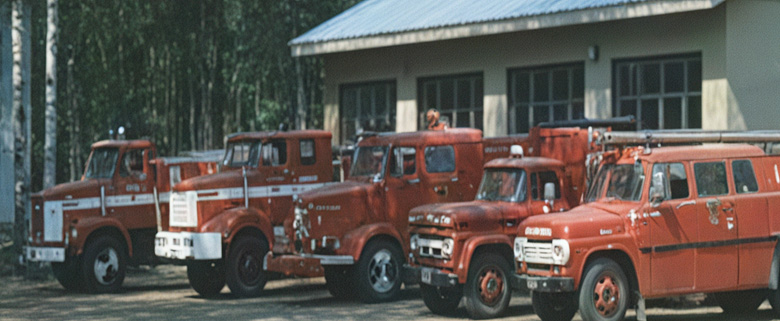 Oikealta: Ford F600, Chervolet, Kontio-Sisu, Kontio-Sisu ja Jyry-Sisu. Kuva: 1980 luvulta palokunnan silloisesta historiikista.