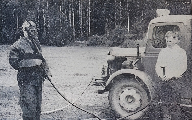Kuvassa Austin ja palovarusteissa Jarkko Kovasiipi. Ooikealla palopäällikkö Aimo Marttinen. Palokunnan edustajat esittelemässä sammutuskalustoaan leiriläisille. Leiri oli ensimmäinen kunnan, seurakunnan, Luumäen Poikien ja maatalouskerhoyhdistyksen yhteisleiri 10–13-vuotiaille tytöille ja pojille. Kuva Luumäen Lehti.