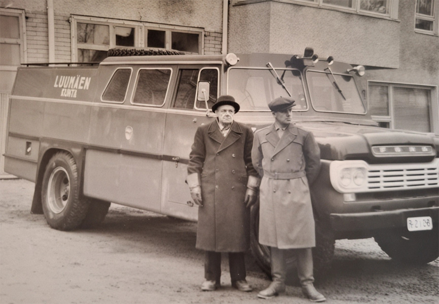 Kuva vuodelta 1960. Paloauto numero 2, Ford F600. Emil Kiuru ja Matti Seilo ovat noutaneet uuden paloauton Taavettiin. Kuva: Suvi Inkilä.