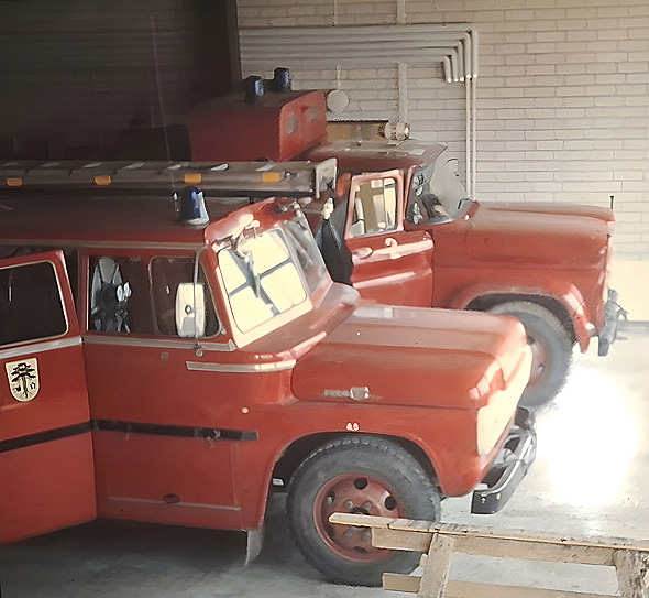 Chevrolet takimmaisena kuvassa. Etualalla FORD F600 palokunnan laajennusosassa. Kuva: Lasse Vallentin.