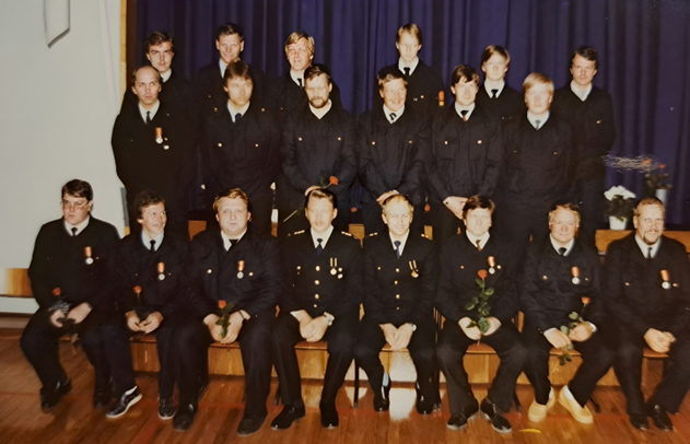 Kuva palokunnan 75-v juhlista vuona 1985. Eturivi vasemmalta: Antero Pesu, Kyösti Ristola, Reijo Hämäläinen, palopäällikkö Reijo Montonen, Pertti Parkko, Oiva Seilo, Matti Ruohio, Martti Taina. Keskirivi vasemmalta: Kari Parkko, Jorma Mänttäri, Jukka Helveranta, Jouko Pekkanen, Pentti Hämäläinen, Kai Kaltto. Takarivi vasemmalta: Ari Takki, Seppo Pakkanen, Tuomo Kiljunen, Kai Helveranta, Kai Häkämies, Markku Hermunen. Kuva Kari Pakkanen.