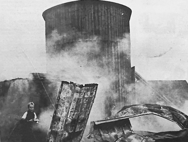 Kari Tynyksen karjarakennuksen palosta aiheutuivat suurimmat taloudelliset vahingot. Viuhkolan palokunta, jolla ei ole paloautoa, joutui pitämään tulta kurissa yksin tunnin ajan ennen Luumäen palokunnan ehtimistä avuksi. Kuva: Luumäen Lehti no 32 elokuu 1980.