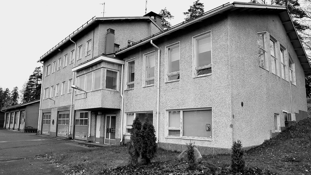 Kirjasto- ja palokuntatalo elämänsä ehtoopuolella ennen sen purkamista vuonna 1922. Kuva: Etelä-Saimaa.