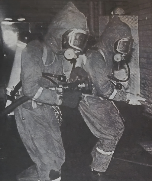 Savusukelluksessa työskennellään usein turvallisuussyistä pareittain. Kuva: Luumäen Lehti 19.11.1987.