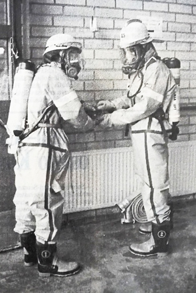 Näiden pukujen avulla palokuntalaiset voivat mennä torju-maan kaasuvuotoa ja muiden vaarallisten aineiden leviämistä Luumäellä on käytettävissä kaksi hyvää ja kolme huonompaa kemiallisten aineiden suojapukua sekä kahdeksat paineilmalaitteet. Kuva: Kouvolan Sanomat 7.3.1988.