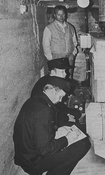 Palopäällikkö Lasse Vallentin ja apulaispalopäällikkö-palotarkastaja Jari Hyvärinen syynäsivät tarkkaan kauppias Seppo Lahtelan viljankuivaamo uunin. Kuva: Luumäen Lehti 16.6.1988.