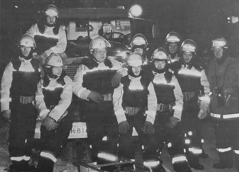 Uudet puvut esittelyssä. Ylinnä vasemmalla Martti Taina, keskirivissä vasemmalta Kari Parkko, Jorma Mänttäri, Reijo Hämäläinen, Jouko Pekkanen ja Seppo Pakkanen. Oikealla alarivissä vasemmalta Kyösti Ristola, Kai Kaltto, Markku Hermunen ja Lasse Vallentin. Kuva: Luumäen Lehti 12.1.1989