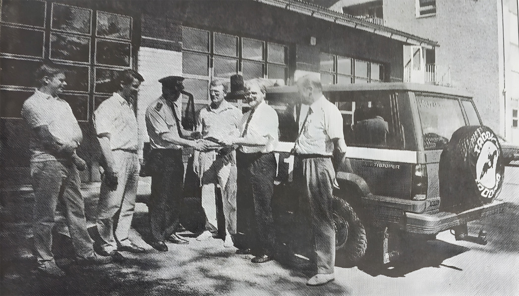 Moottorikeskus Oy:n edustajat luovuttivat ajoneuvon kunnan edustajille. Kuva: Kouvolan Sanomat 8.7.1989.