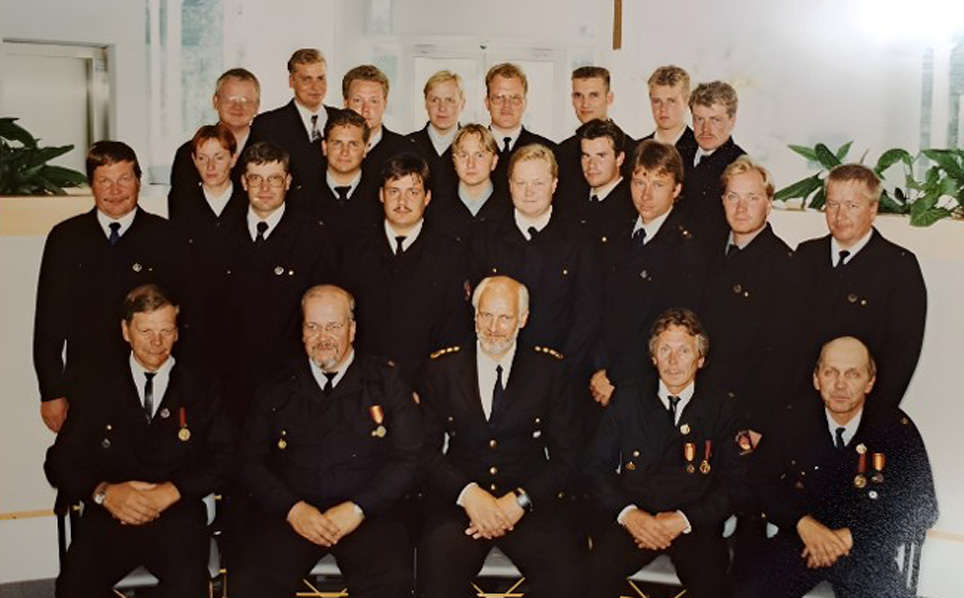 Palokunnan yhteiskuvassa juhlapäivänä: Eturivi vasemmalta: Seppo Pakkanen, Martti Taina, palopäällikkö Ensio Kalske, Kyösti Ristola ja Kari Parkko. Toinen rivi vasemmalta: Jouko Pekkanen, Pentti Hämäläinen, Milko Kiviranta, Jukka Parkko, Jorma Mänttäri, Anssi Parkko ja Kai Kaltto. Kolmas rivi vasemmalta: Pirjo Rahikainen, Henri Parkko, Teemu Lonka, Jarno Ruotsi ja Eero Nurmilaukas. Takarivi vasemmalta: Mikko Häkämies, Petri Parkko, Kimmo Muuri, Jaakko Parkko, Juha Purho, Jari Muuronen ja Ville Mensanen. Kuvasta puutuu Tony Hellsten. Kuva: Kari Pakkanen,